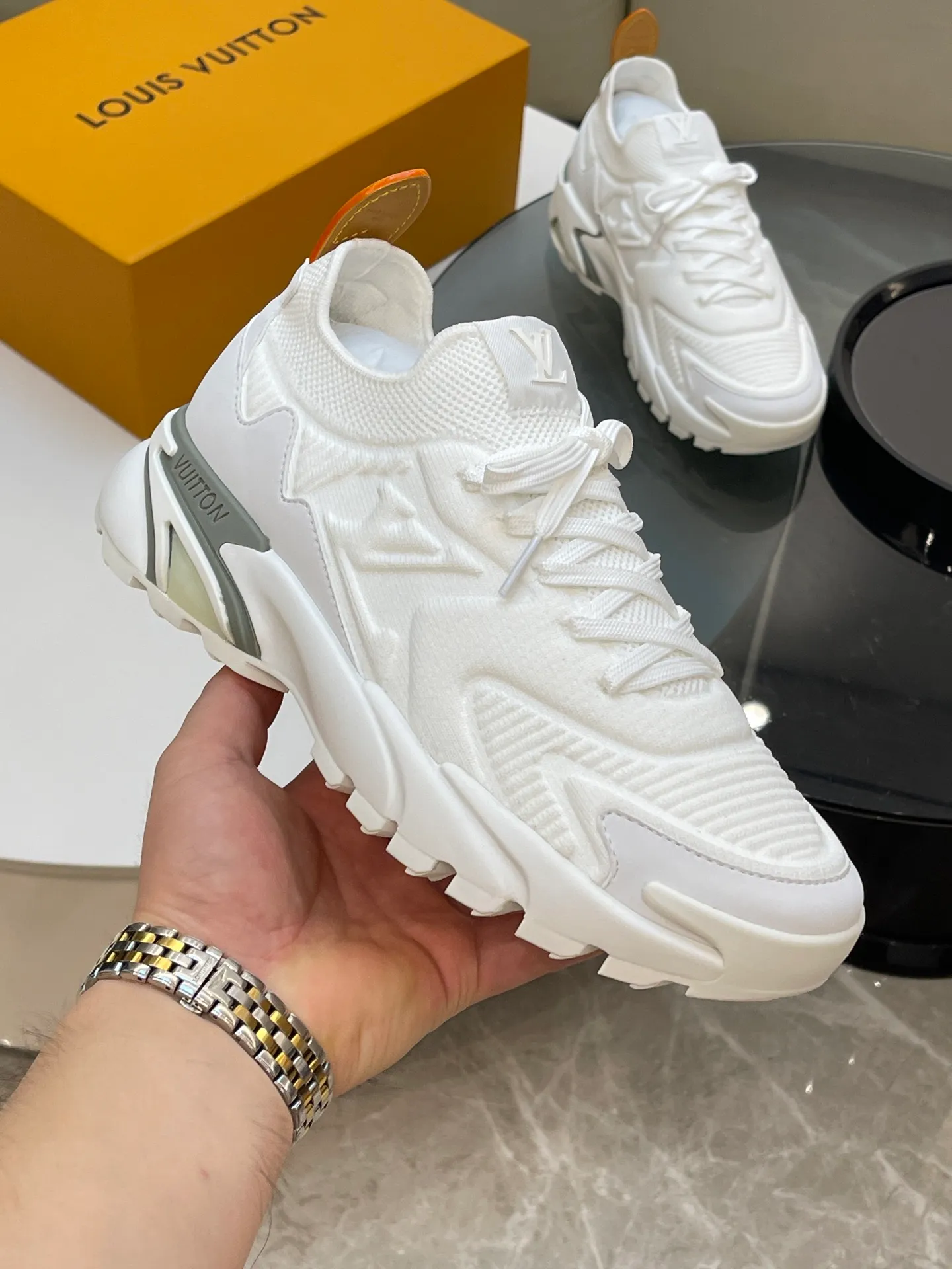 [L Home] Top P: 700💰 Size: 39-44 (customized at 38.45.46) LV Donkey Brand Louis Vuitton RUNNER TATIC new men's sneakers This LV Runner Tatic sneaker uses a whole piece of technical knitting to create an easy-to-take-off design, and then outlines the upper with cow leather trim. The LV logo on the side releases a dynamic atmosphere between the textures, the leather back strap is shaped like the handle fastener of the Louis Vuitton leather goods series, and the lightweight and wear-resistant two-tone rubber sole completes the whole. The toe and heel wrap details continue to provide comfortable fabric foot support, creating a stylish and stylish upper! Comes with full original packaging!
